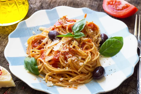 Spagetti tomaattikastikkeella — kuvapankkivalokuva