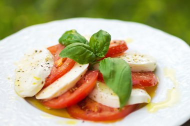 Klasik caprese salatası 