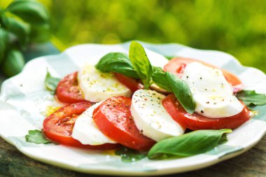 Klasik caprese salatası 
