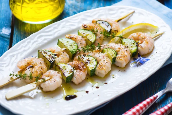 Garnelen-Spieße mit Zucchini — Stockfoto