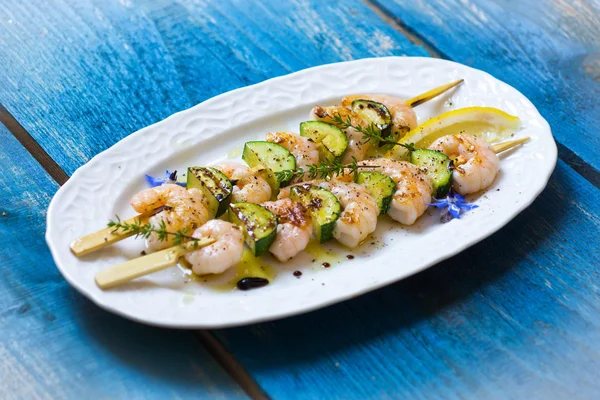 Shrimps skewers with zucchini — Stock Photo, Image