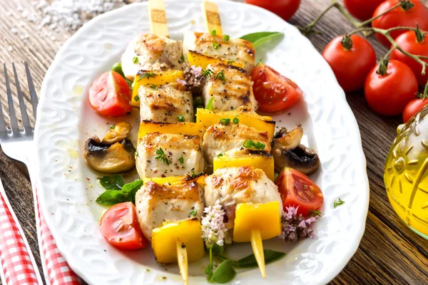 Brochetas de pollo a la plancha — Foto de Stock