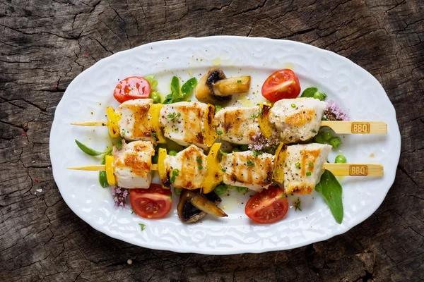 Brochetas de pollo a la plancha —  Fotos de Stock