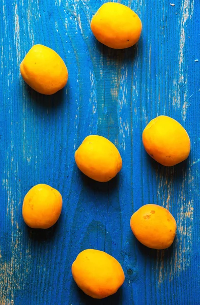 Aprikoser på gamla träbord — Stockfoto