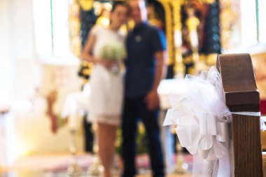 Kilisede evlenen çift.