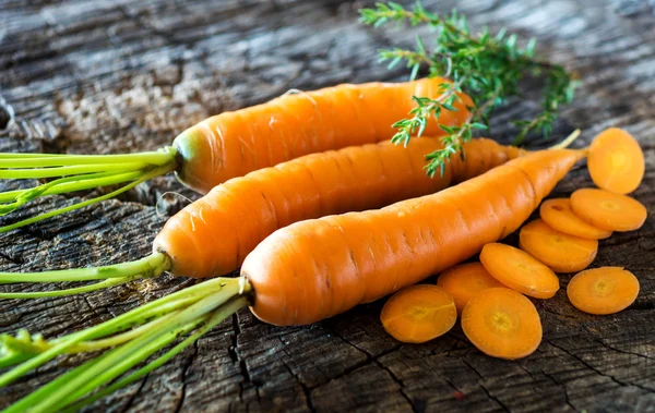 Zanahorias frescas en la mesa — Foto de Stock