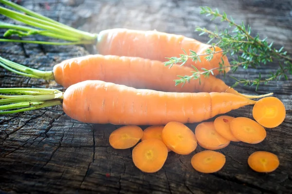 Świeże marchewki na stole — Zdjęcie stockowe