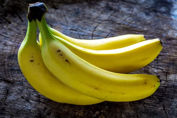 Färska bananer på trä — Stockfoto