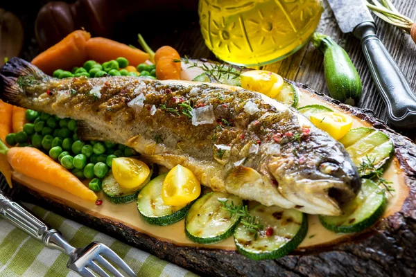 Gegrilde forel met groenten — Stockfoto