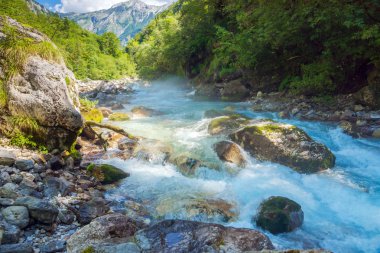 Turkuaz nehir Triglav Ulusal Parkı 