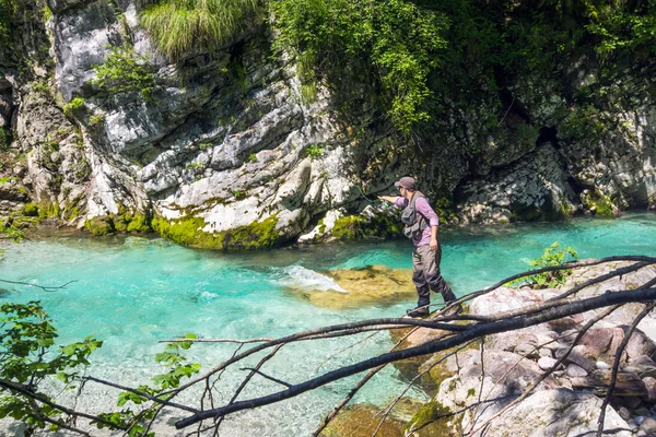 Pescatore pesca nel fiume — Foto Stock