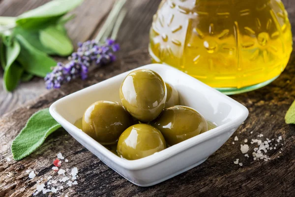Оливки та оливкова олія — стокове фото
