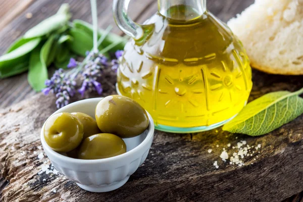 Aceitunas y aceite de oliva —  Fotos de Stock