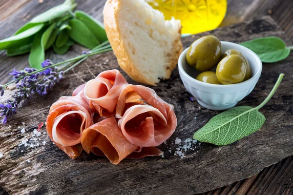 Prosciutto fresco com azeitonas — Fotografia de Stock