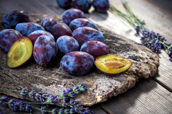 Fresh ripe plums — Stock Photo, Image