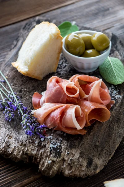 Prosciutto cu măsline pe placă de lemn — Fotografie, imagine de stoc