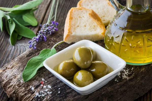 Olives and olive oil — Stock Photo, Image