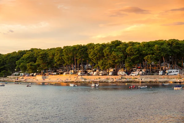 Campamento para vacaciones familiares perfectas — Foto de Stock