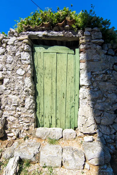 Старые старинные зеленые двери — стоковое фото
