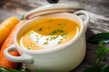  Ahşap zemin üzerinde havuç çorbası