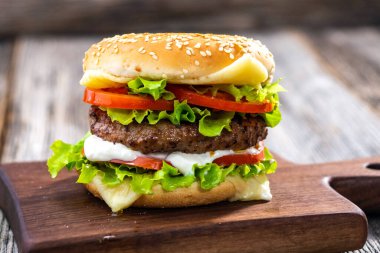 Ahşap bir arka planda hamburger