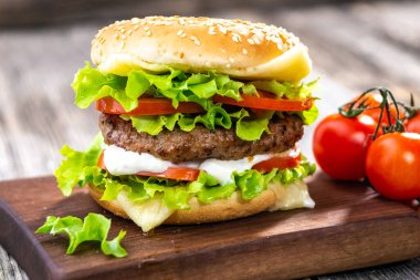 Ahşap bir arka planda hamburger