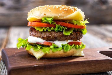 Ahşap bir arka planda hamburger