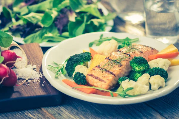 Salmone Alla Griglia Con Verdure — Foto Stock