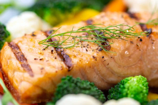 Gegrilde Zalm Met Groente — Stockfoto