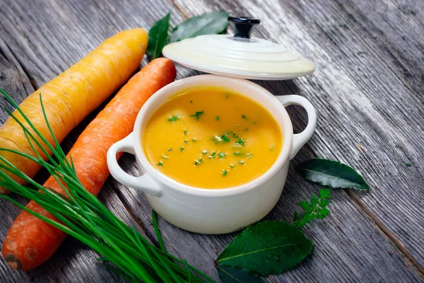 Sopa Cenoura Fundo Madeira — Fotografia de Stock