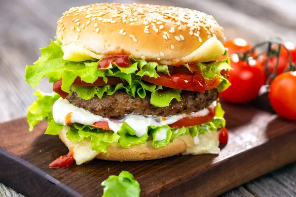 Hamburger Een Houten Achtergrond Stockfoto