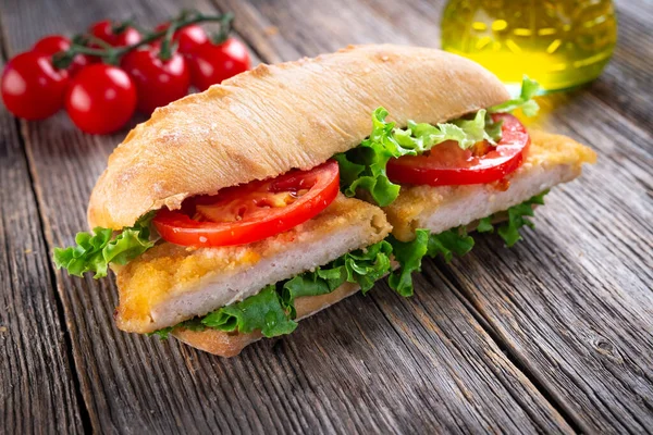 Sandwich Mit Gebratenem Chickenon Holz Hintergrund — Stockfoto