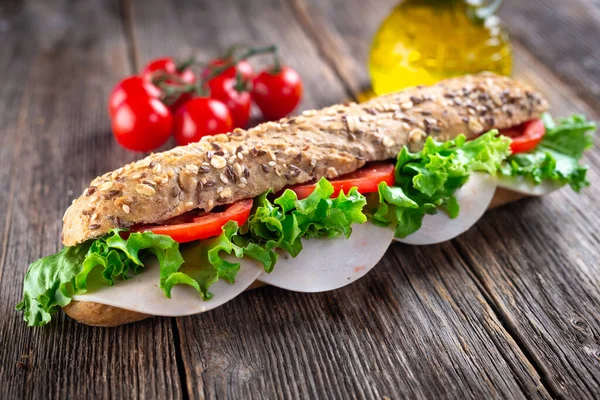 Sabroso Sándwich Sobre Fondo Madera — Foto de Stock