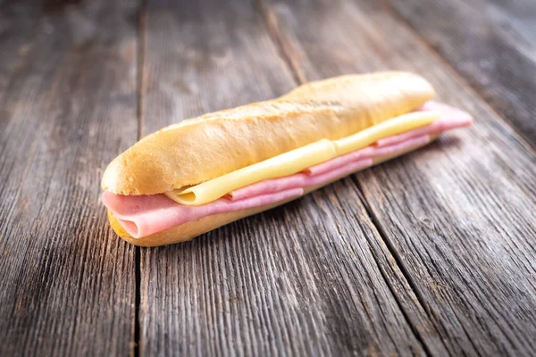 Sabroso Sándwich Sobre Fondo Madera — Foto de Stock