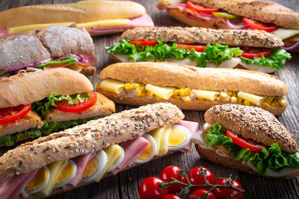 Verschiedene Sandwiches Auf Holzgrund — Stockfoto