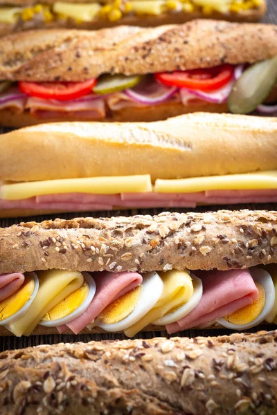 Verschiedene Sandwiches Auf Holzgrund — Stockfoto