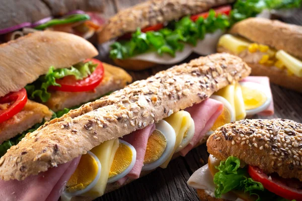 Verschiedene Sandwiches Auf Holzgrund — Stockfoto