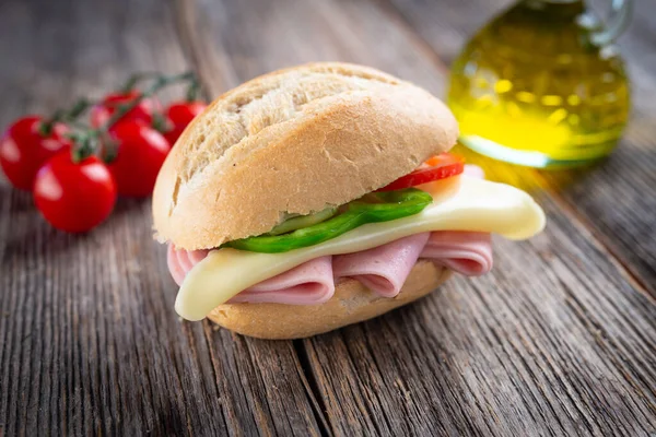 Sándwich Jamón Queso Sobre Fondo Madera — Foto de Stock