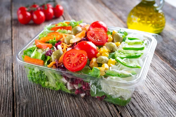 Heerlijke Salade Een Houten Achtergrond Stockfoto