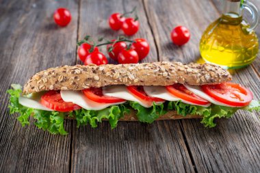 Mozzarella ve domatesli sandviç.