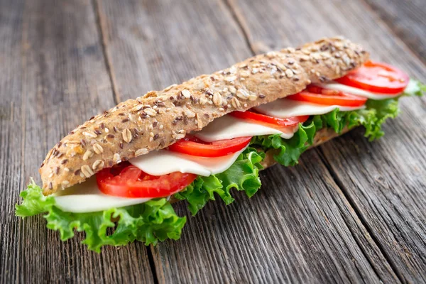 Sanduíche Com Mussarela Tomate — Fotografia de Stock