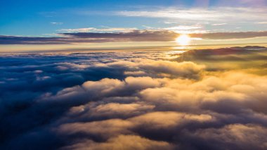 Slovenya dağların üzerinden gün doğumu