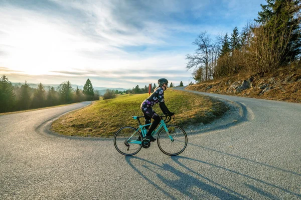 Молодая Женщина Ездит Велосипеде Горной Дороге Днем Лицензионные Стоковые Фото