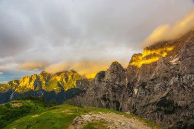 Dağlarda gün doğumu
