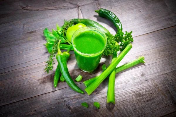 Friskt grön juice — Stockfoto