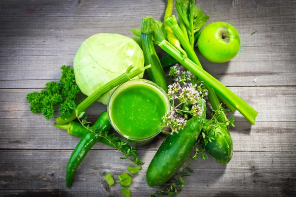 Friskt grön juice — Stockfoto