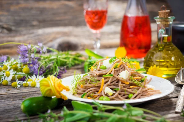 Teljes kiőrlésű spagetti, zöldség — Stock Fotó