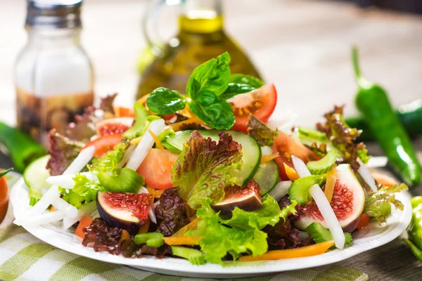 Salada fresca em prato — Fotografia de Stock