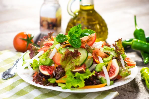 Tabakta taze salata — Stok fotoğraf