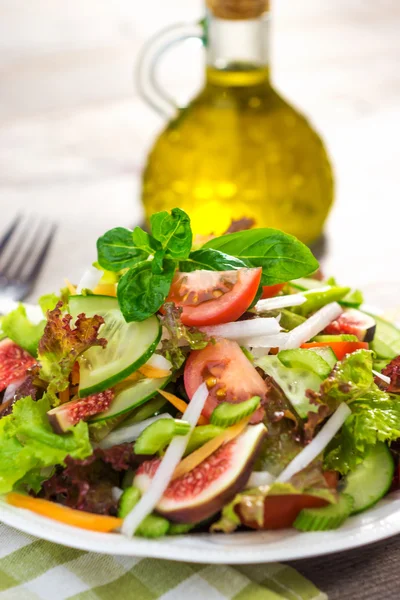 Ensalada fresca en plato —  Fotos de Stock